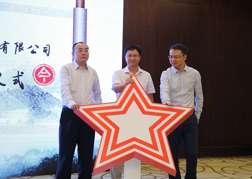 方正九游手机站·官方版入口-九游（中国）总裁杨斌（中）、华为中国区企业BG广电媒资九游手机站·官方版入口-九游（中国）
部副部长张宏中（右一）、方正九游手机站·官方版入口-九游（中国）数字出版与教育九游手机站·官方版入口-九游（中国）
部总经理刘长明（左一）共同发布融合云出版解决方案.jpg