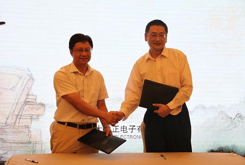 方正九游手机站·官方版入口-九游（中国）总裁杨斌（左）、国家开放大学出版传媒集团总编辑、中央广播电视大学出版社总编辑任岩（右）代表双方签约.jpg