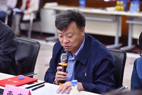 中心专家委员会主任高文院士主持会议.jpg 中心专家委员会主任高文院士主持会议.jpg