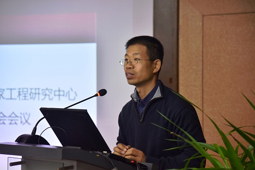 计算机所所长、中心主任郭宗明做研究中心的总体工作汇报.jpg 计算机所所长、中心主任郭宗明做研究中心的总体工作汇报.jpg