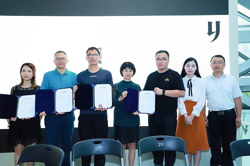 签约合影01.jpg 签约合影01.jpg